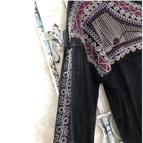 Gimmicks top w/beautiful embroidery! - Picture 3 of 5